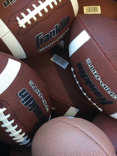 C罗被罚下后，看台上的爱尔兰球迷模仿他做出的哭泣手势